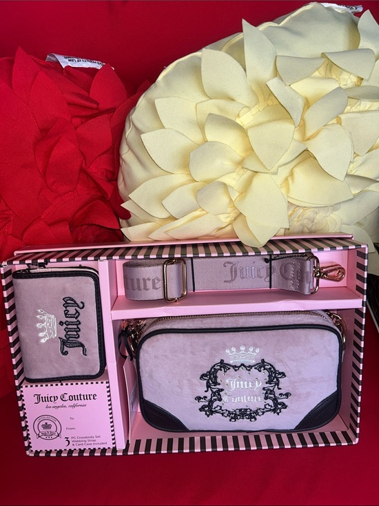 Juicy Couture Handbags - 🎄Juicy Couture Pink Velvet Crossbody Set with Black Trim🎄
